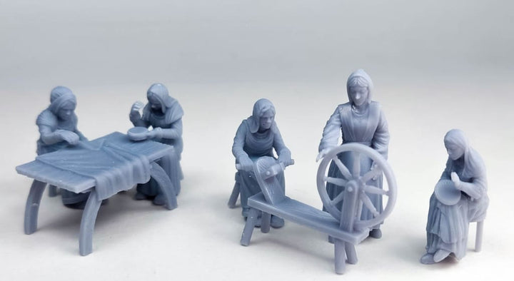 GM015 Medieval Village Scenes - Village Weavers Medieval Figure