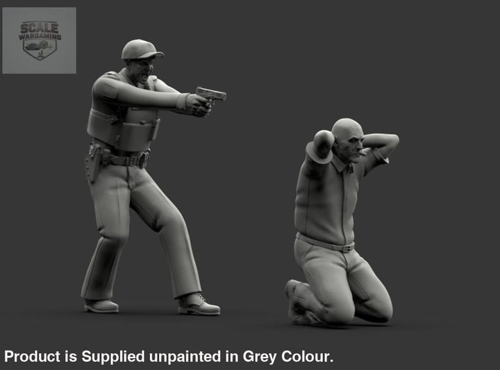 MM1222 Armed Policeman Arresting Suspect Figure