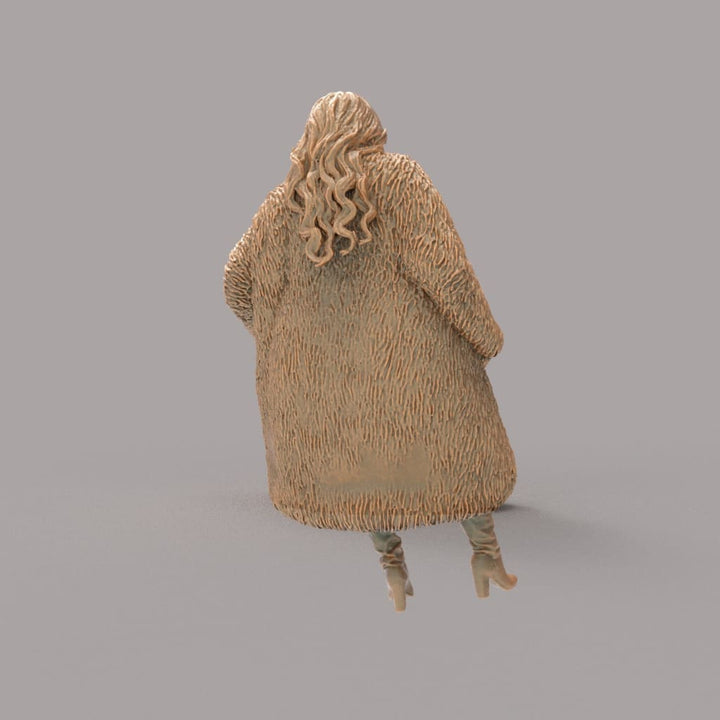 MM4286 Young Female in Fur Coat Figure