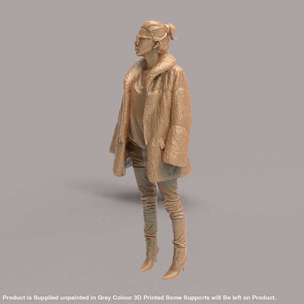 MM4290 Elegant Female in Fur Coat Figure