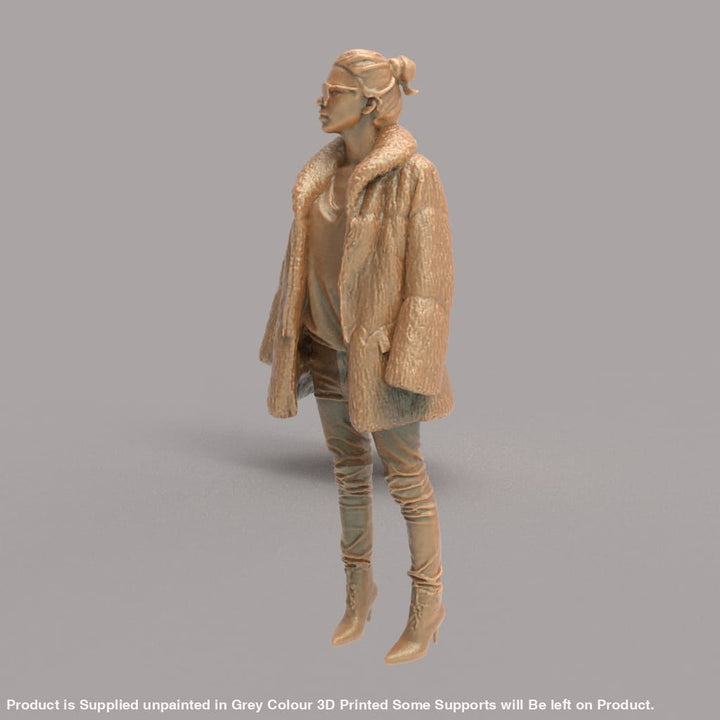 MM4290 Elegant Female in Fur Coat Figure