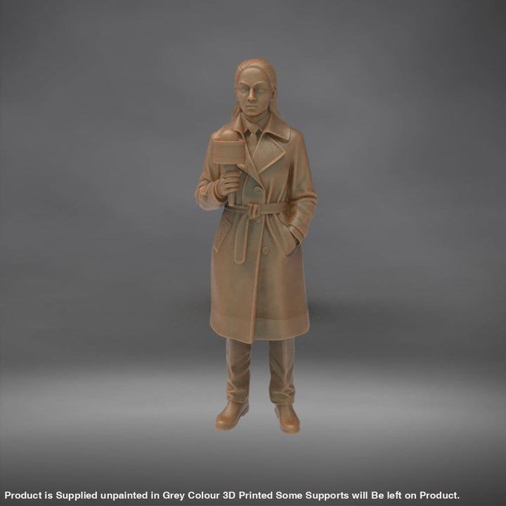 MM4340 TV News Team Female Reporter-4 Figure