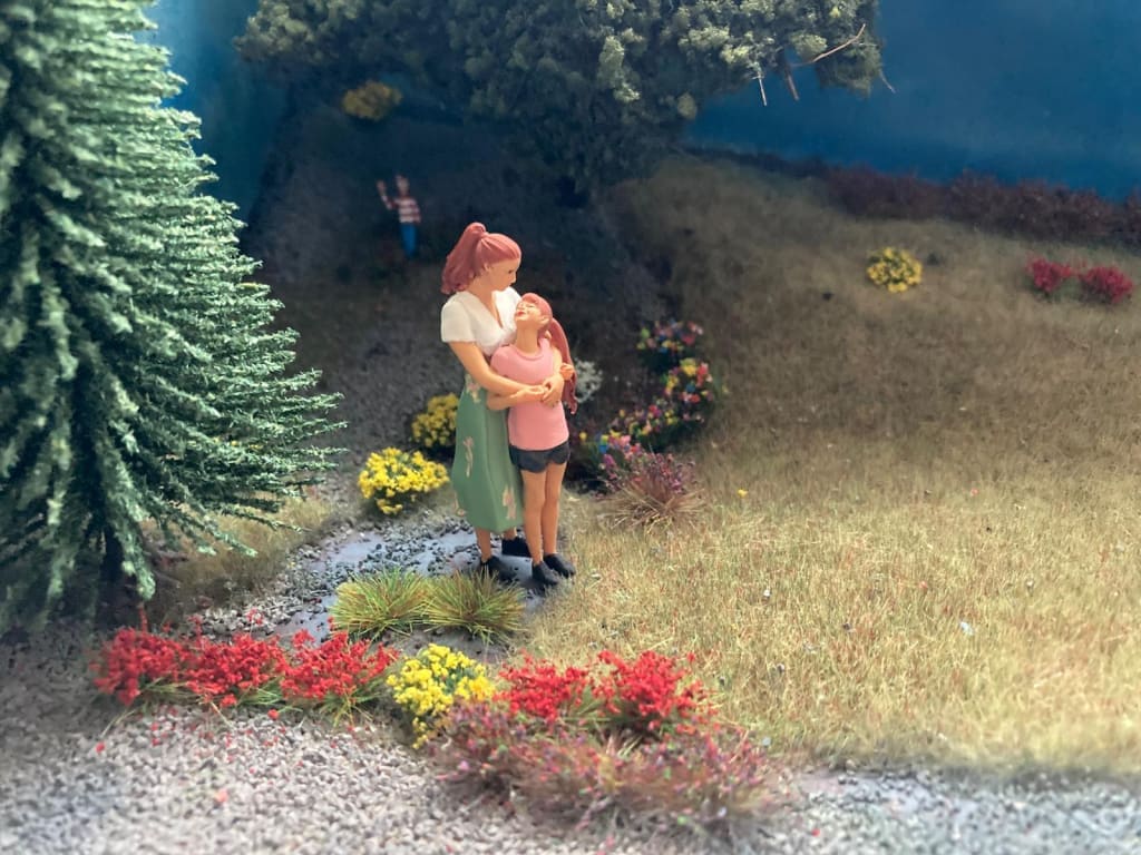 MM879 Mum and daughter Figure