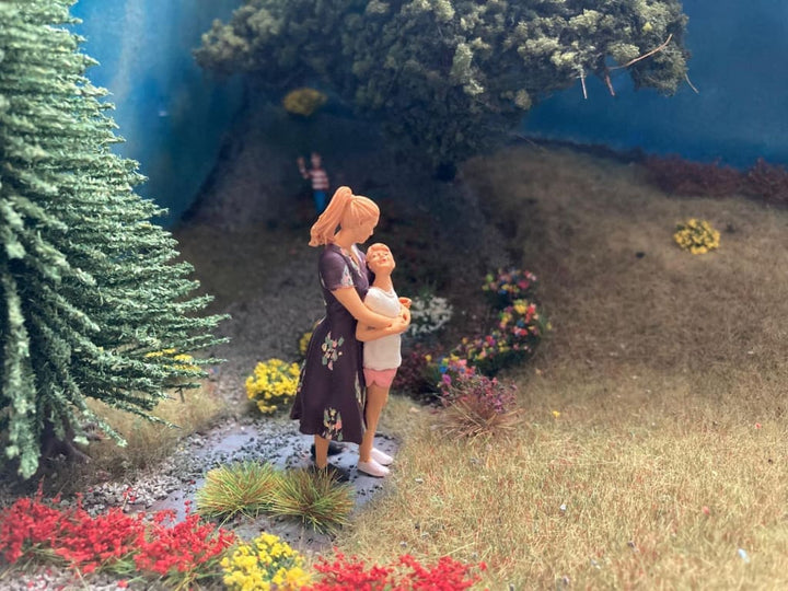 MM879 Mum and daughter Figure