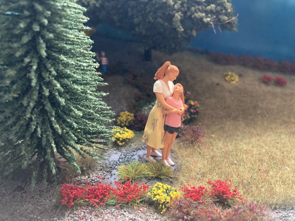 MM879 Mum and daughter Figure