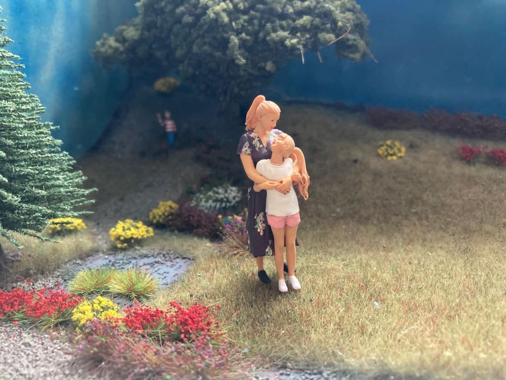 MM879 Mum and daughter Figure