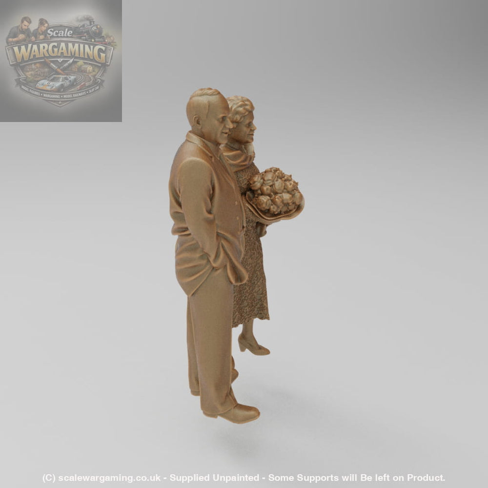 SW012 Older Couple with flowers - Figure