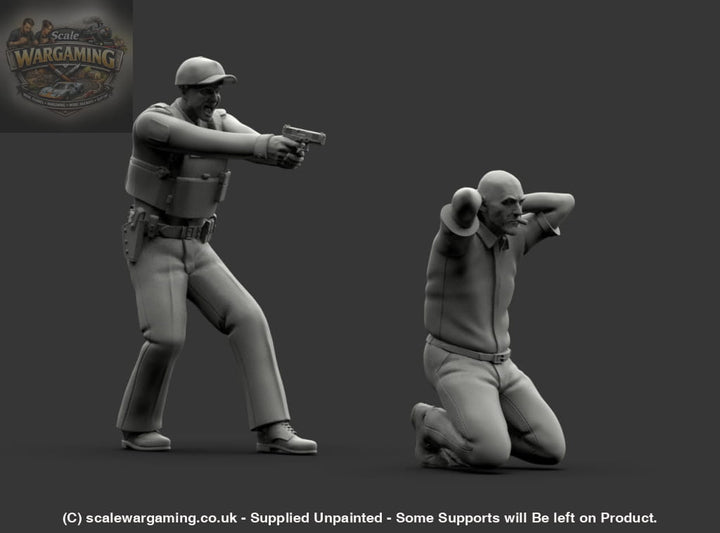 MM1222 Armed Policeman Arresting Suspect Figure