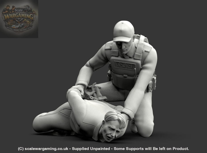 MM1223 Policeman Arresting Suspect Figure