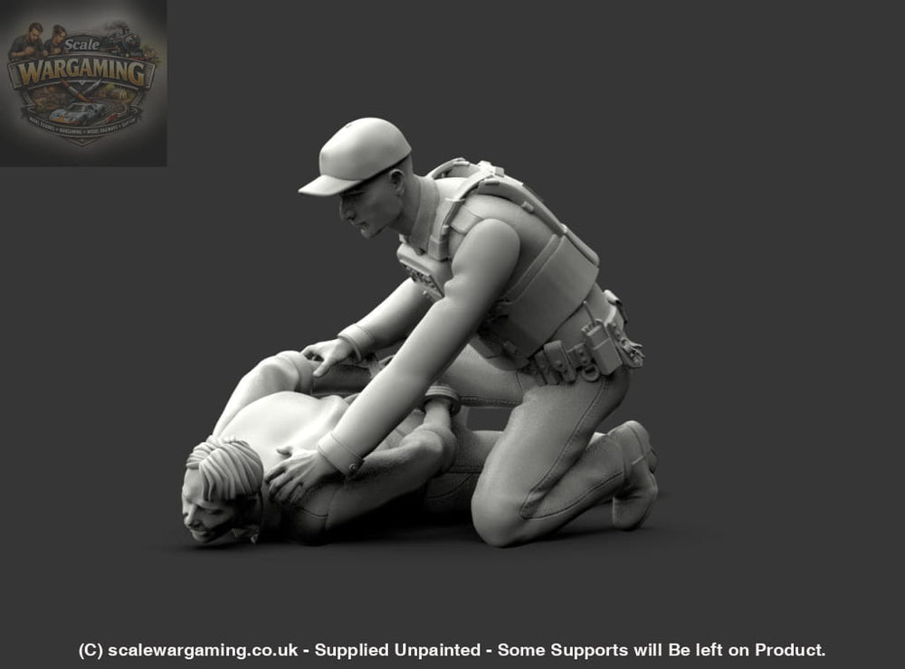 MM1223 Policeman Arresting Suspect Figure