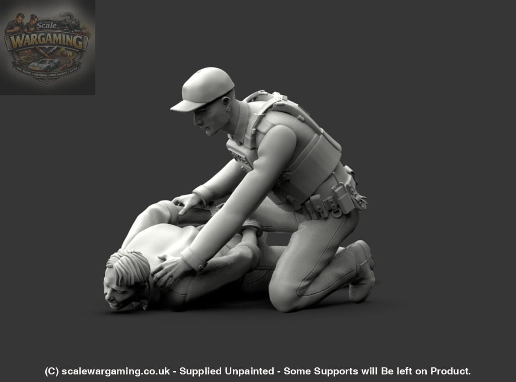 MM1223 Policeman Arresting Suspect Figure