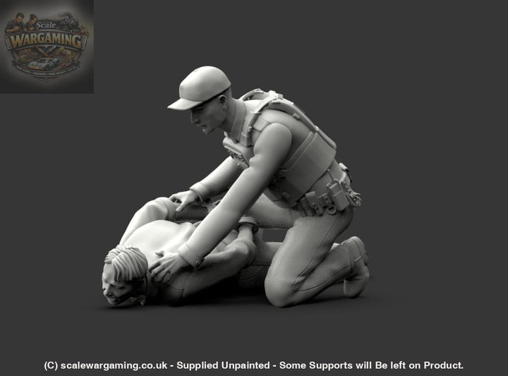 MM1223 Policeman Arresting Suspect Figure