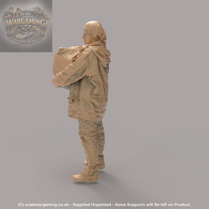 MM1401 Female carrying Rubbish bag Figure