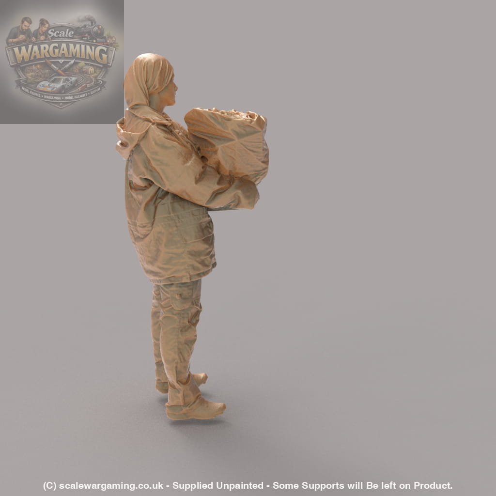 MM1401 Female carrying Rubbish bag Figure