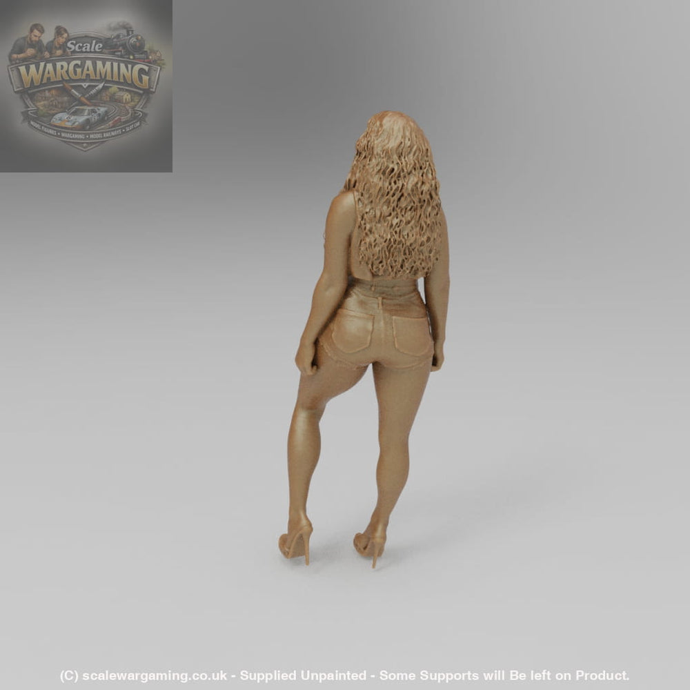 SW3010 Girl in Shorts - Figure