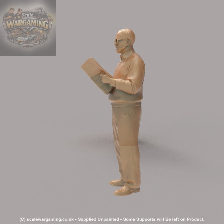 SW4320 Old Fella reading Paper - Figure