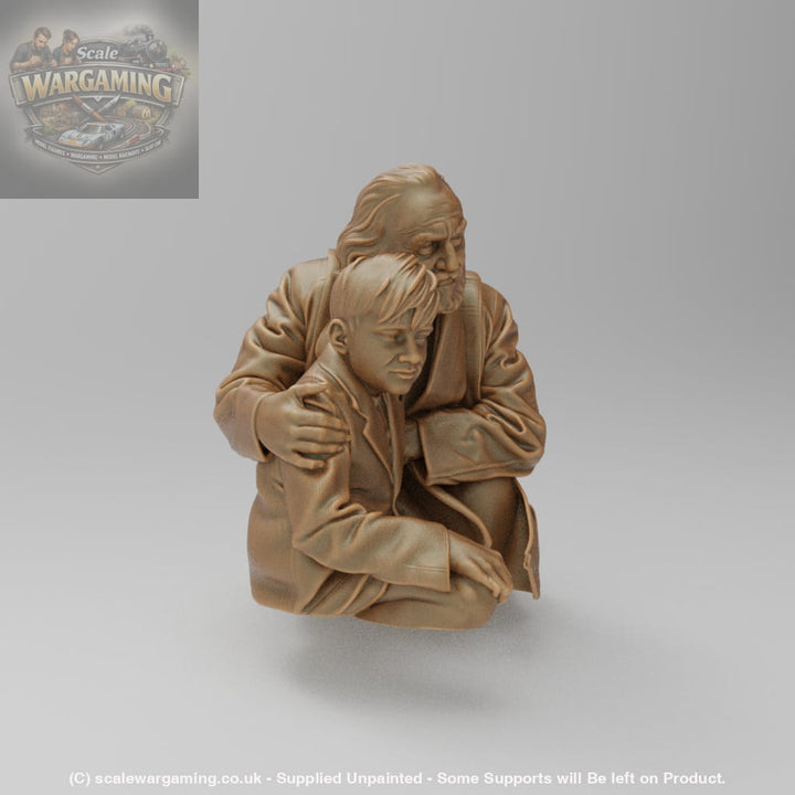 SW8220 WW2 Male with Boy Scared and Hideing - Figure
