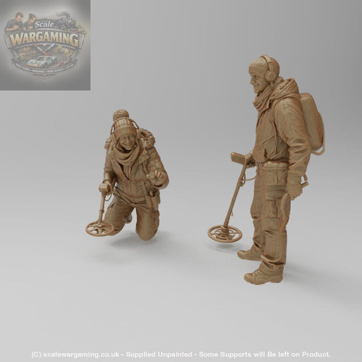 SW8234 Male and Female metal Detectorists - Figure