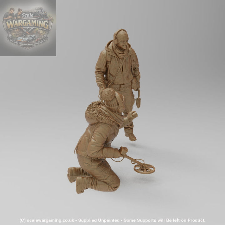 SW8234 Male and Female metal Detectorists - Figure