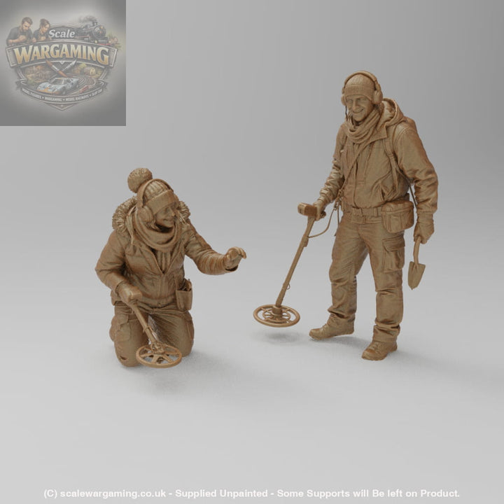 SW8234 Male and Female metal Detectorists - Figure