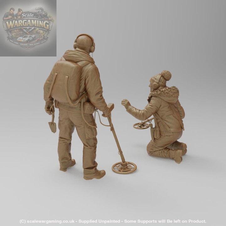 SW8234 Male and Female metal Detectorists - Figure