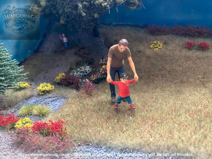 MM877 Male and Toddler walking Figure