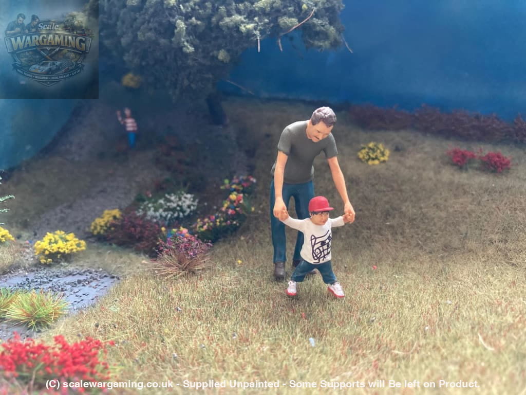 MM877 Male and Toddler walking Figure