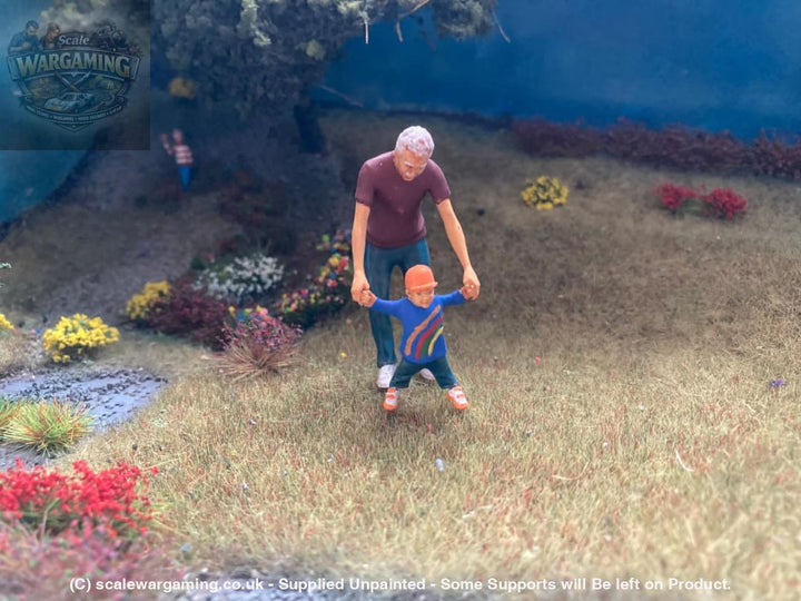 MM877 Male and Toddler walking Figure