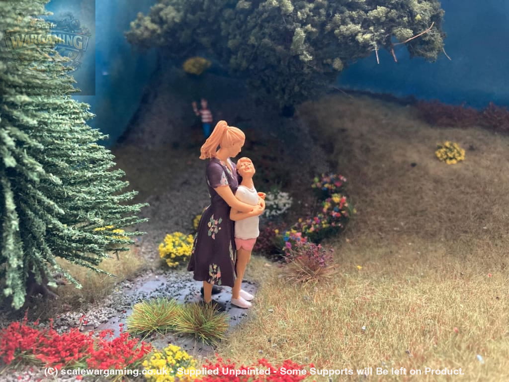 MM879 Mum and daughter Figure