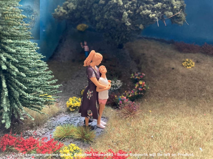 MM879 Mum and daughter Figure
