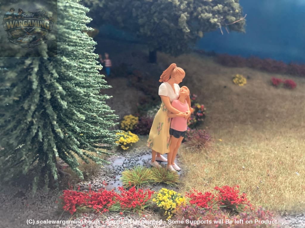 MM879 Mum and daughter Figure