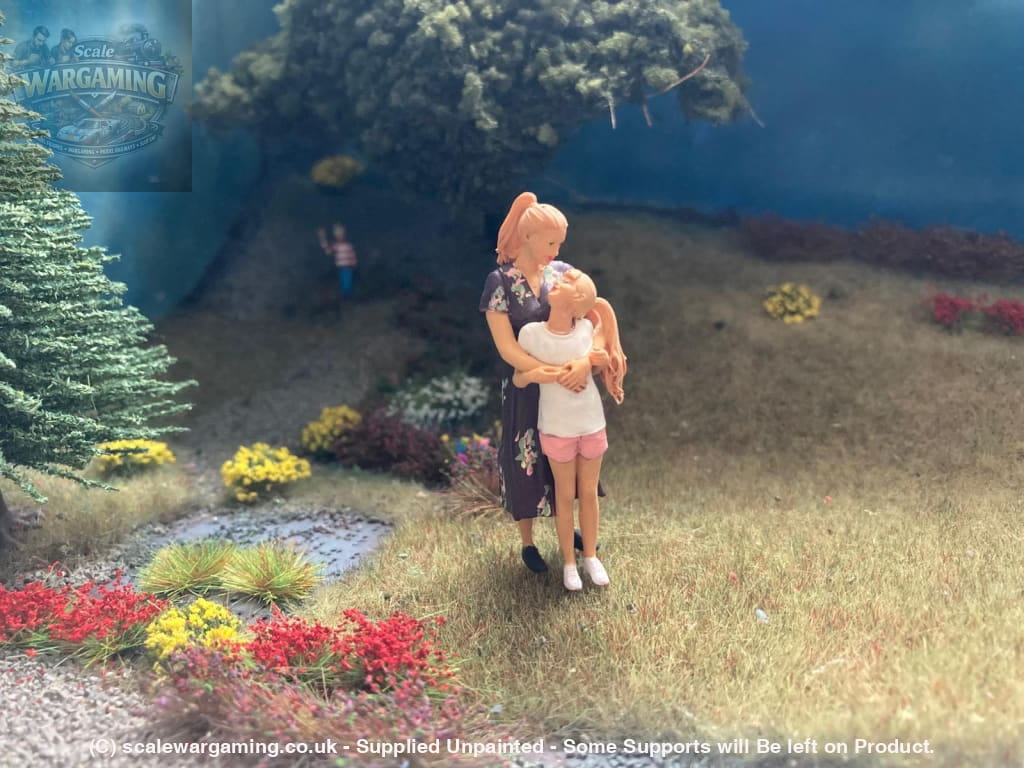 MM879 Mum and daughter Figure