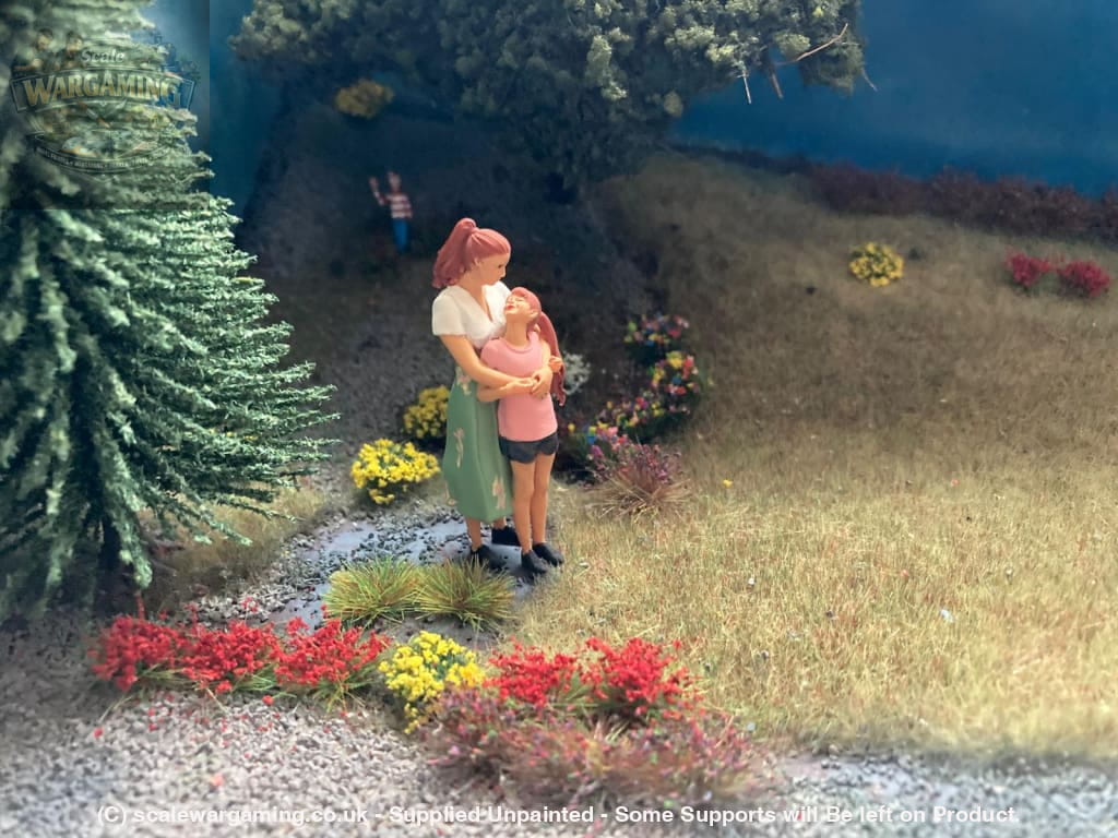 MM879 Mum and daughter Figure