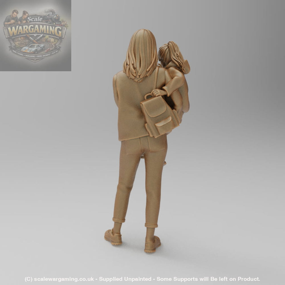 SW883 Mum holding Daughter - Figure