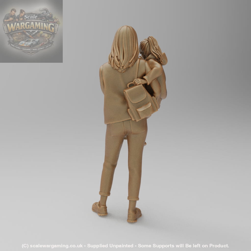 SW883 Mum holding Daughter - Figure