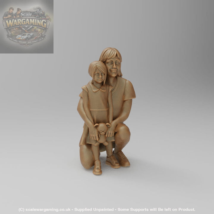 SW884 Mum kneeling with Daughter - Figure