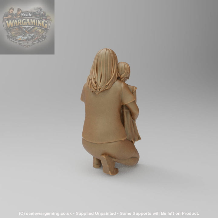 SW884 Mum kneeling with Daughter - Figure