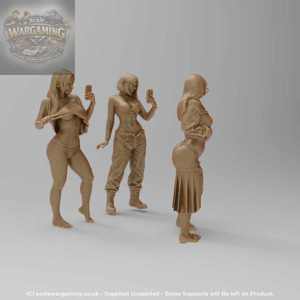 SW9089 3 Girls Posing for Pictures - Figure