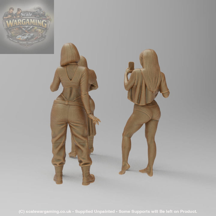 SW9089 3 Girls Posing for Pictures - Figure