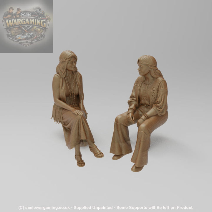 SW9102 2 Hippie Girls Sitting - Figure