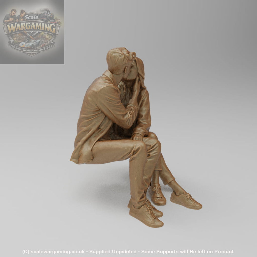 SW9184 Couple Kissing Sitting - Figure
