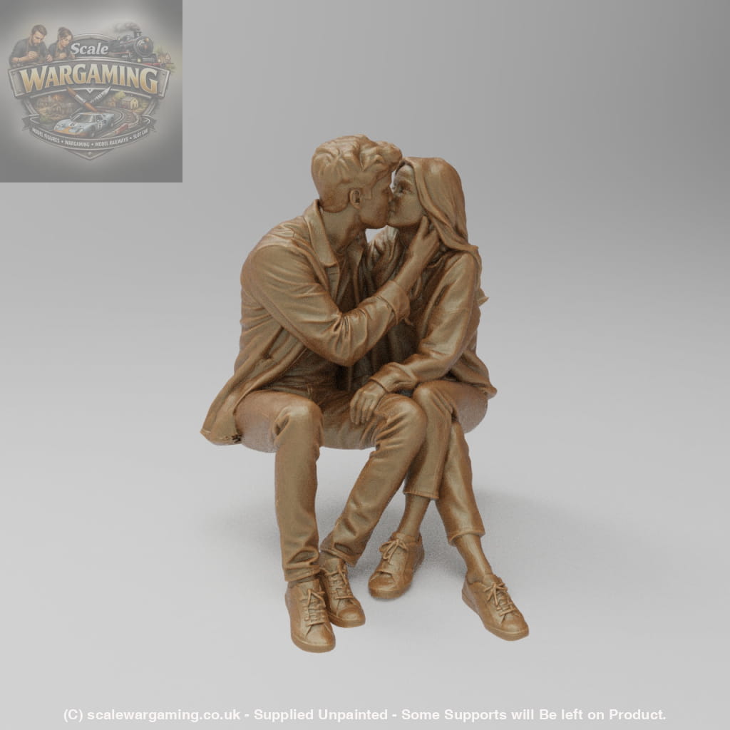 SW9184 Couple Kissing Sitting - Figure