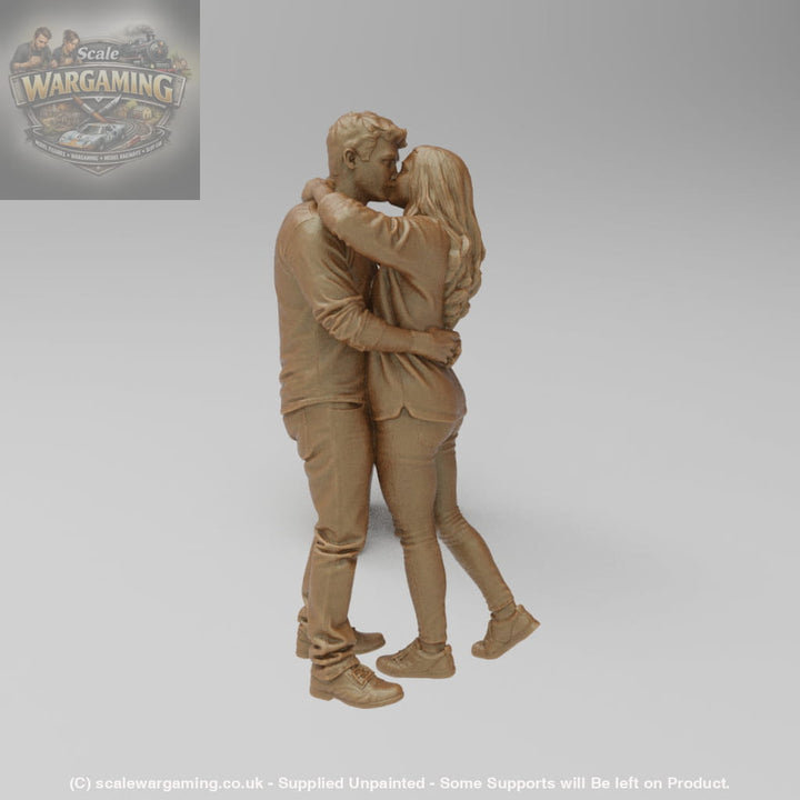 SW9185 Couple Kissing Standing - Figure