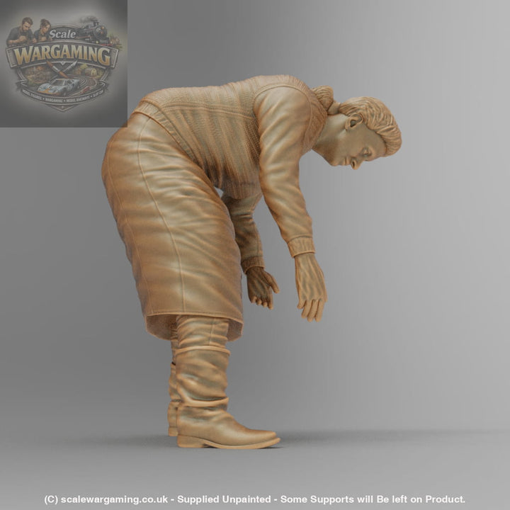 SW977B Female Farm Worker Working in Field - Figure
