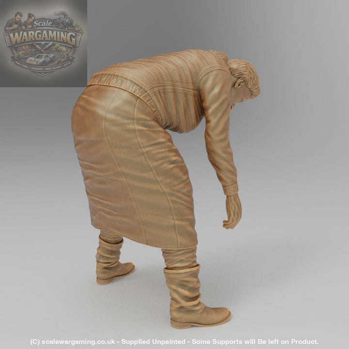 SW977B Female Farm Worker Working in Field - Figure
